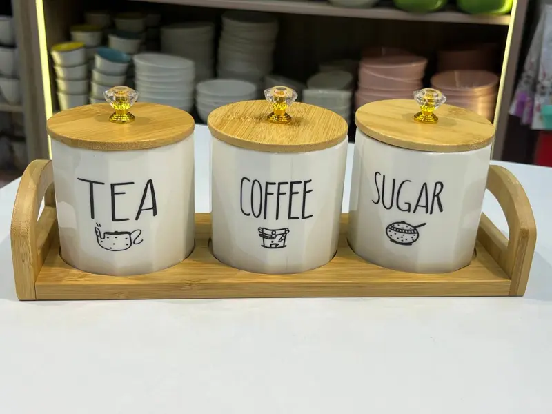 طقم توابل بورسلين بغطاء كريستال على ستاند خشب