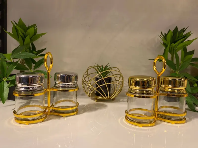 طقم ملاحات زجاج بلمسة ذهبية وفضية على استاند (2 قطعة)