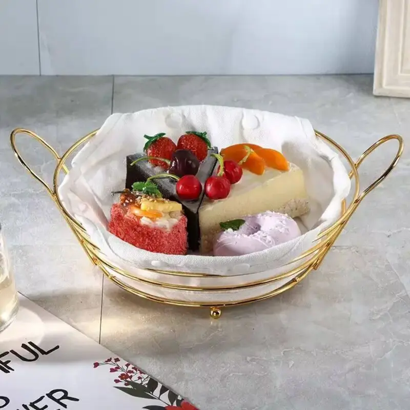 سلة خبز معدنية ذهبية