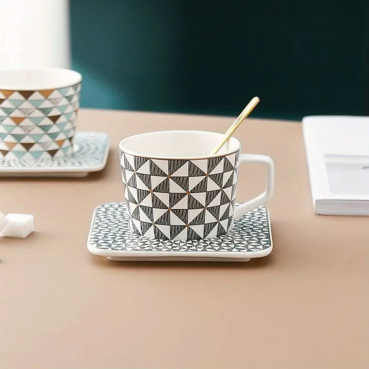 فنجان قهوة وطبق مزخرف