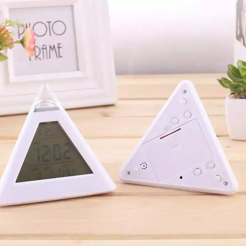 ساعة ومنبه مضيء على شكل هرم