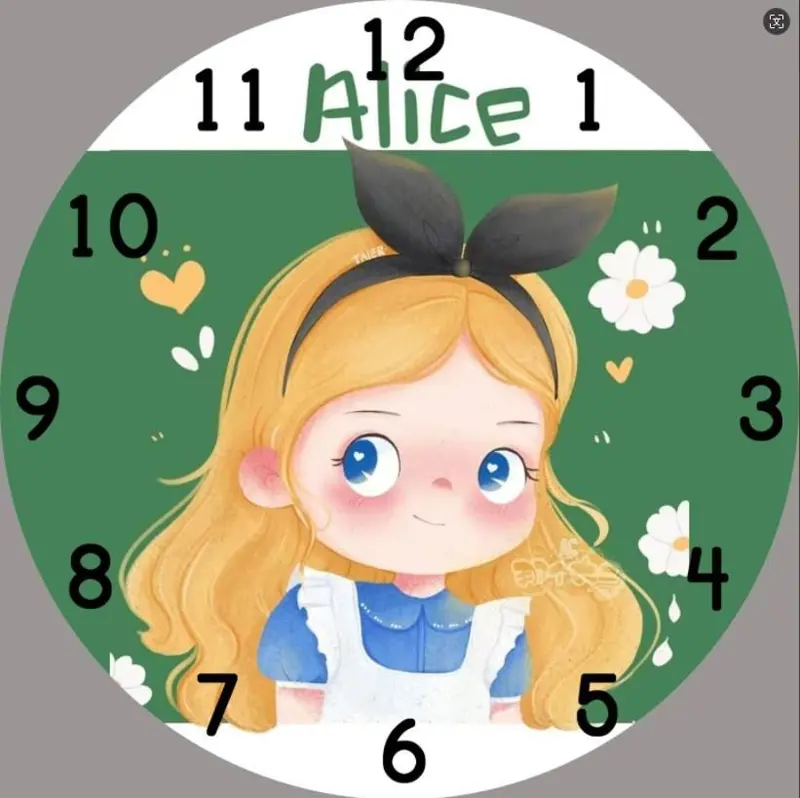 ساعة حائط بتصميم الأميرات