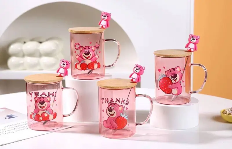 كوب زجاجي بغطاء خشبي وملعقة