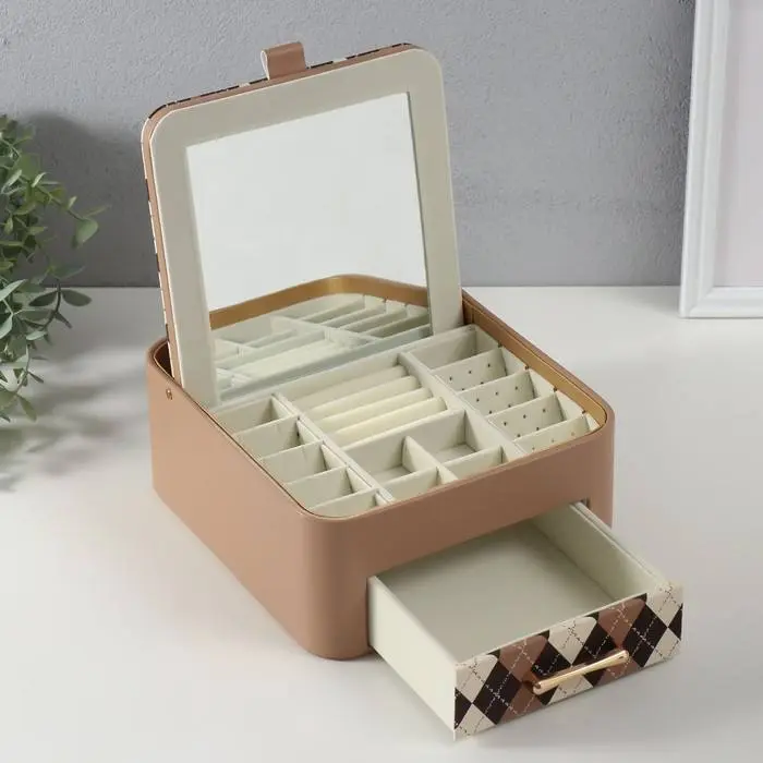 منظم مجوهرات بتصميم مربع ونقشة هندسية