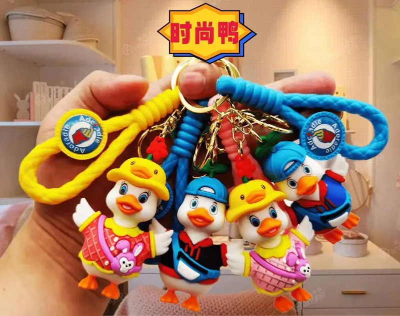 ميداليات شخصيات البط بأزياء متنوعة