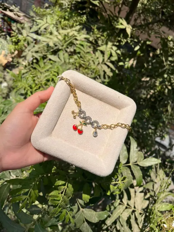 انسيال "ثنائية الكرز" من مجموعة الأناقة المرحة