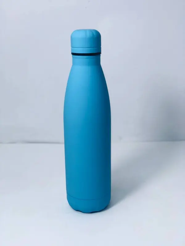 زجاجة المشروبات الحرارية بتصميم بسيط وألوان كلاسيكية