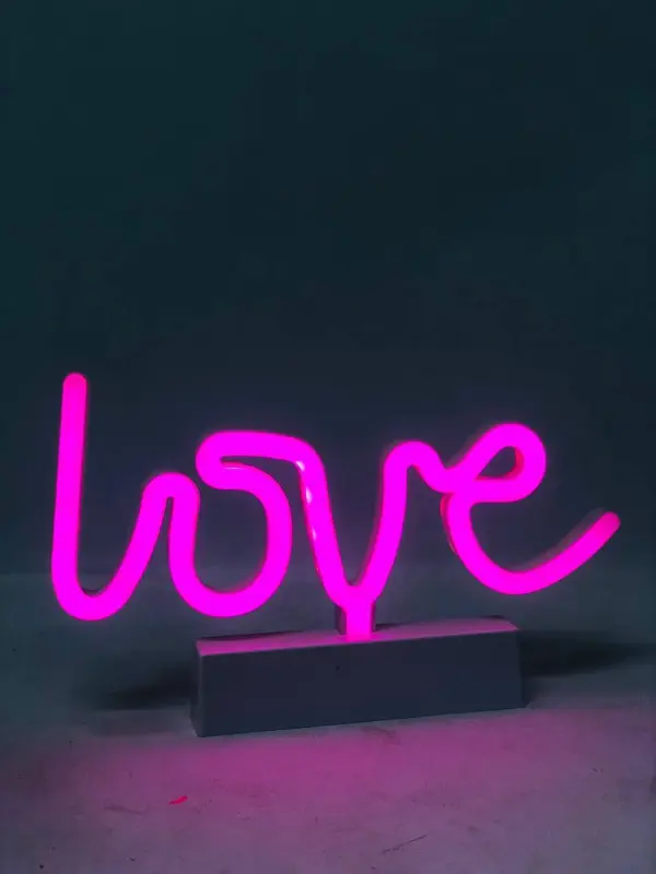 إضاءة LOVE المضيئة