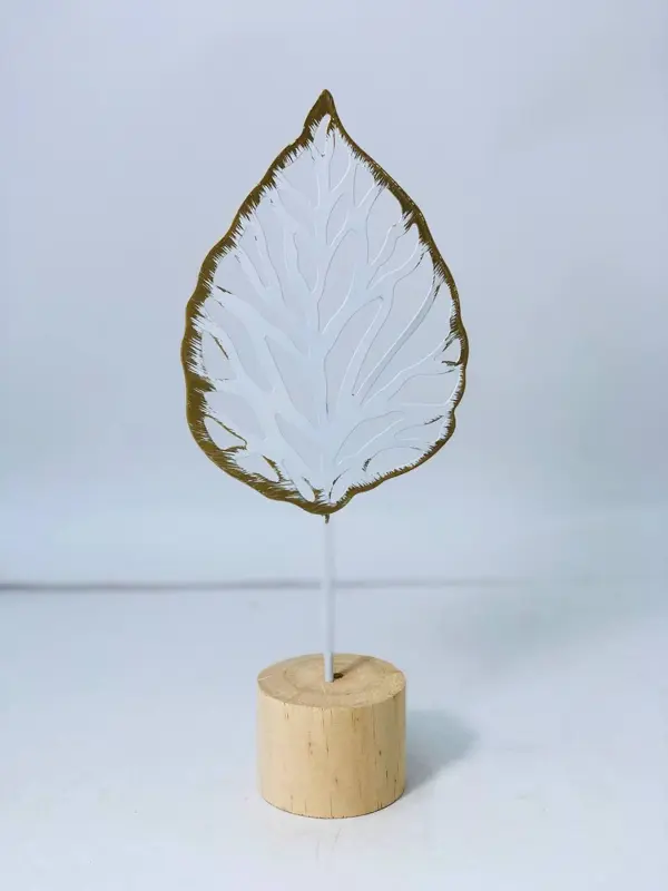 تحفة أوراق الشجر المعدنية