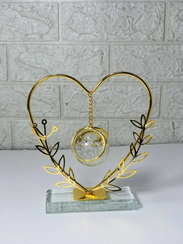 دلاية القلب الذهبية بتصميم عتيق وكرة زجاجية داخلية