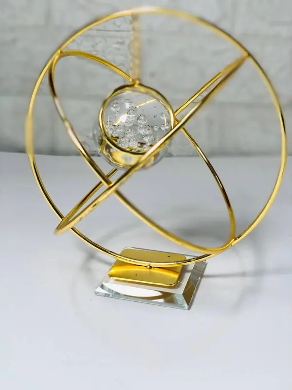 الدلاية البيضاوية الذهبية بتصميم عتيق وكرة زجاجية داخلية