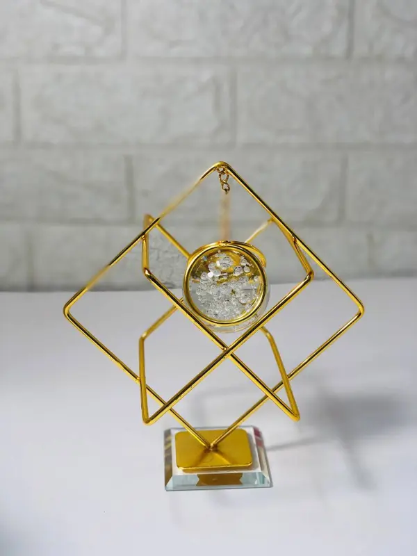 الدلاية المعينية الذهبية بتصميم عتيق وكرة زجاجية داخلية