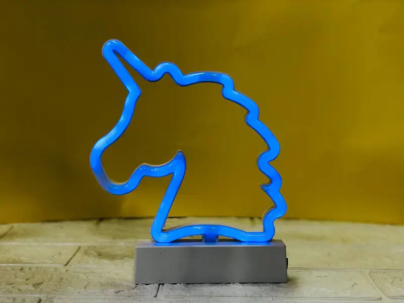 أباجورة الحصان الفني المضيئة باللون الأزرق