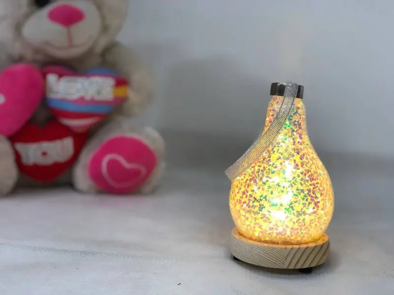 مصباح الجليتر المتوهّج بقاعدة خشبية وإضاءة متعددة الألوان